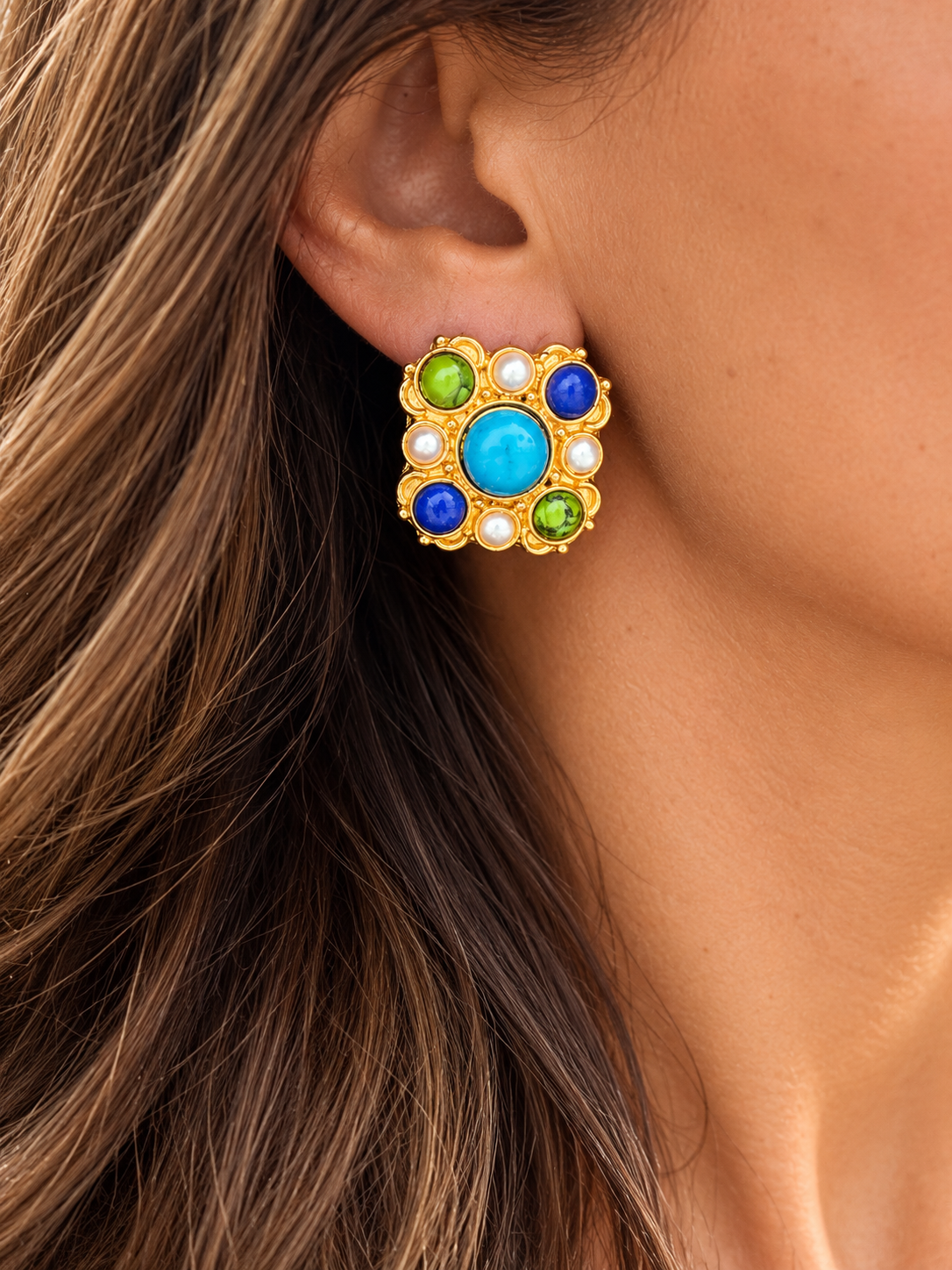 Orecchino multicolore stile vintage con dettagli dorati indossato