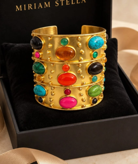 Bracciale rigido dorato con decorazioni multicolore vivaci