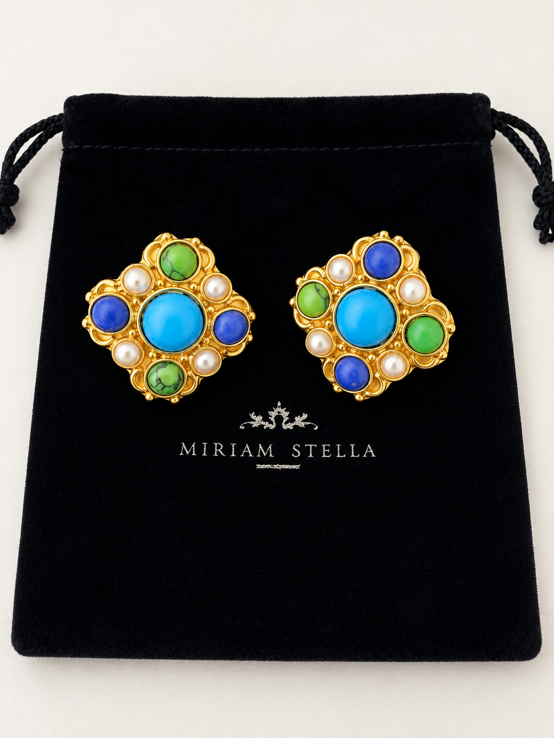 Orecchini turchesi, blu, verdi e bianco perlato su sacchetto Miriam Stella